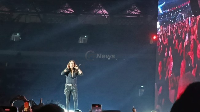 Musisi Kroasia Dino Jelusick mengajak penonton ikut bernyanyi dalam konser Dewa 19 featuring All Stars 2.0 di GBK, Jakarta, Sabtu (6/9/2025) malam. [FTNews.co.id/Selvianus Kopong Basar]